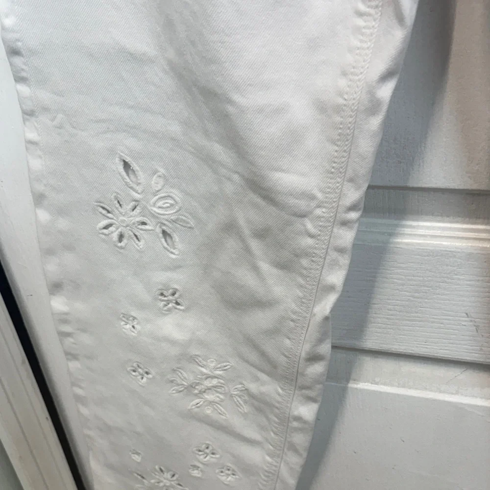 American Eagle Outfitters White Embroidered Floral Jeans
